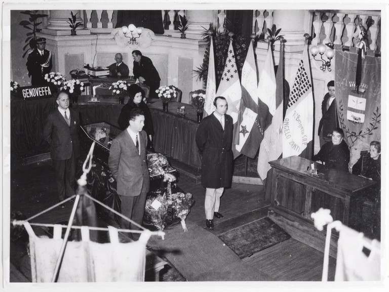 Gattatico-Reggio Emilia, 27-30 marzo 1970, Funerali di Alcide Cervi, camera ardente di Alcide nella Sala del Tricolore di Reggio Emilia, picchetto d'onore